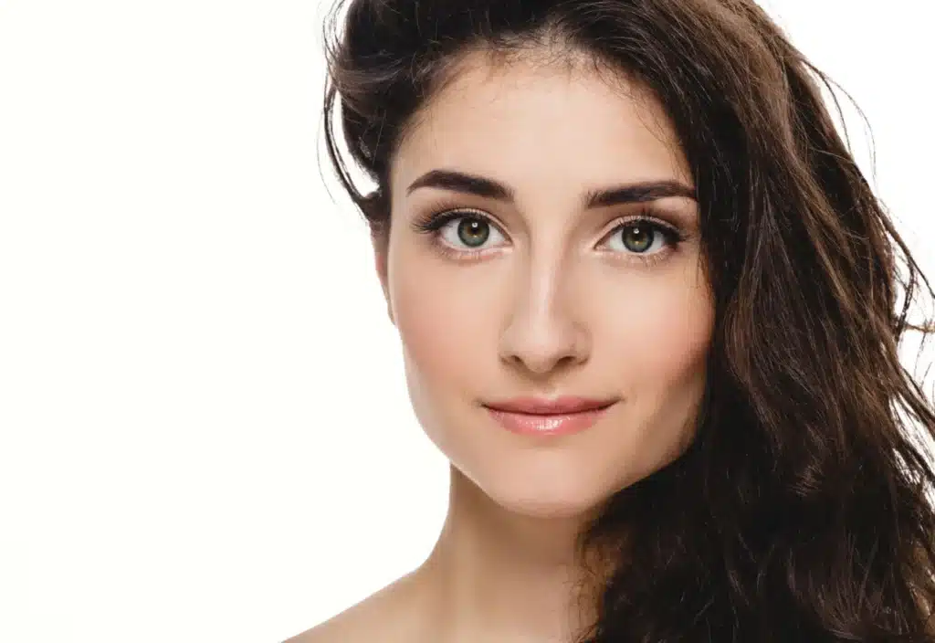 mulher adulta com rosto harmonioso após cirurgia de otoplastia