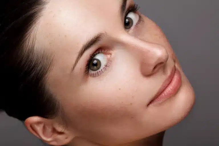 Mulher com perfil facial harmonioso ilustrando os resultados da perfiloplastia com rinoplastia e mentoplastia