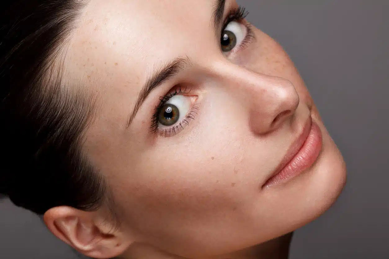 Mulher com perfil facial harmonioso ilustrando os resultados da perfiloplastia com rinoplastia e mentoplastia